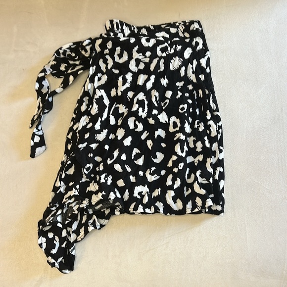 Lulu’s Cheetah print shorts (L) - Picture 11 of 13
